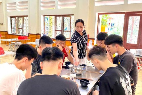 Phụ huynh trăn trở với bữa ăn học đường
