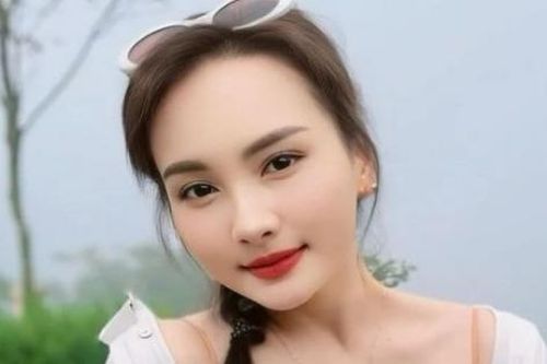 Sao Việt: Đan Trường hội ngộ Lam Trường, Chi Pu khoe dáng với đầm xuyên thấu