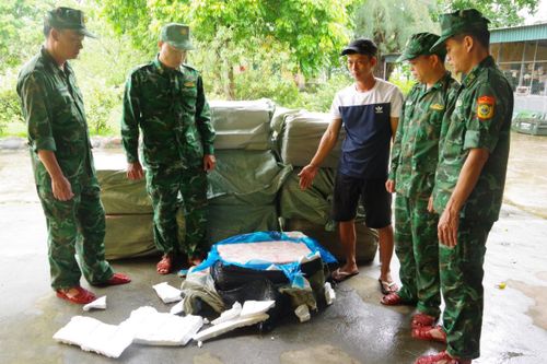 Bắt vụ vận chuyển số lượng lớn thực phẩm không rõ nguồn gốc