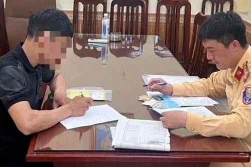 Xử phạt tài xế dừng xe giữa cầu Chương Dương vứt rác xuống sông