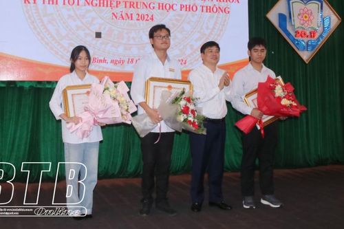 Thái Bình: Tuyên dương học sinh đạt thủ khoa, á khoa trong kỳ thi tốt nghiệp THPT năm 2024