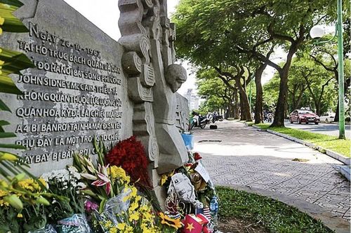 Dự kiến chỉnh trang, tôn tạo bức phù điêu 'Bắt sống phi công Mỹ John McCain'