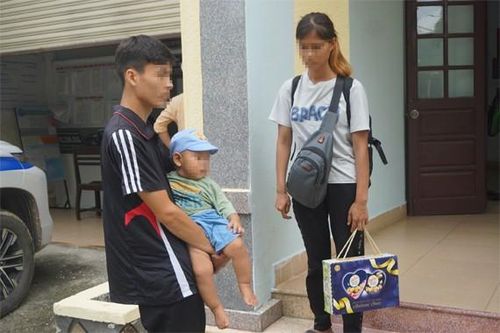 Chủ thầu hứa trả lương cho vợ chồng ôm con nhỏ đi bộ từ Bình Dương về Tuyên Quang