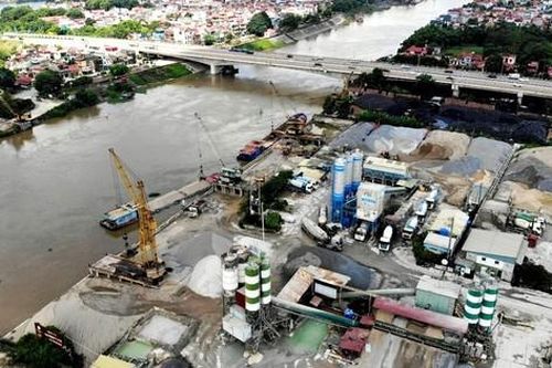 Hình ảnh trạm trộn bê tông, bến lậu vẫn 'chình ình' bên sông Cầu, sông Thương giữa mùa lũ