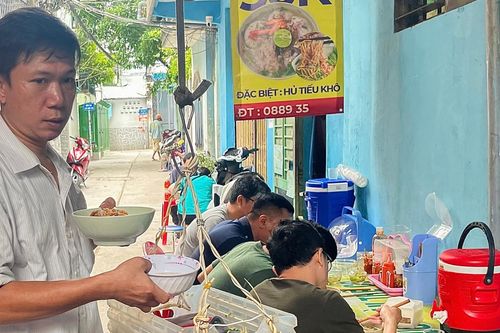 Độc lạ hủ tiếu 'thả dây': Bà chủ lớn tiếng, khách vẫn tươi cười