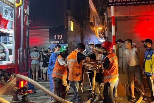 Trao 50 triệu đồng đến các nạn nhân vụ cháy ở Trung Kính