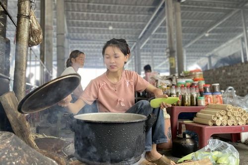 Đời thường bán ngô ở đèo Đá Trắng của nữ sinh đạt 3 điểm 10 thi tốt nghiệp THPT 2024