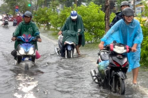 Thành phố ngập sâu sau 2 tiếng mưa lớn, Chủ tịch tỉnh Kiên Giang chỉ đạo khẩn