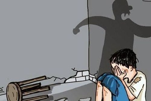 Bé 11 tuổi bị bố dượng dùng dây điện đánh bầm tím ở Hải Dương