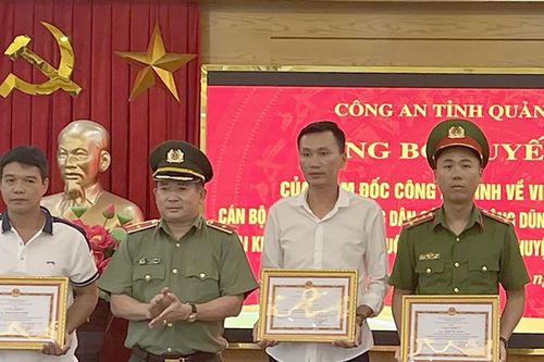 Thiếu tướng Đinh Văn Nơi tặng giấy khen 3 người cứu du khách đuối nước