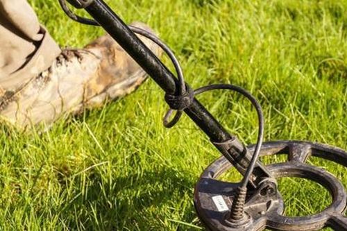 Dò kim loại trên đồng, cô gái bất ngờ phát hiện kho báu 'khủng'