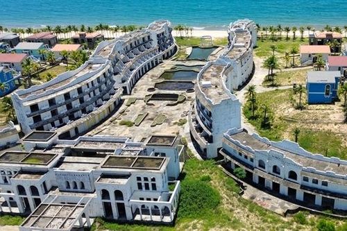 Huyền thoại Địa Trung Hải bỏ hoang bên bờ biển Lăng Cô