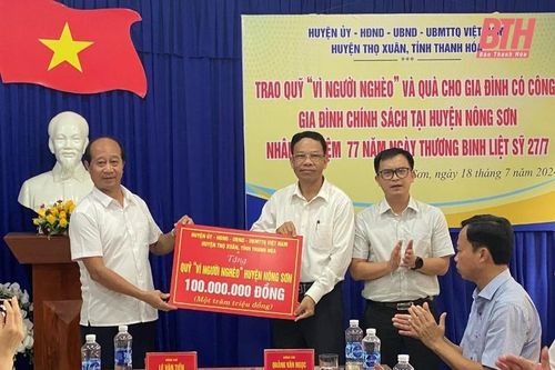 Thọ Xuân trao quỹ 'Vì người nghèo' và tặng quà gia đình chính sách huyện Nông Sơn (Quảng Nam)