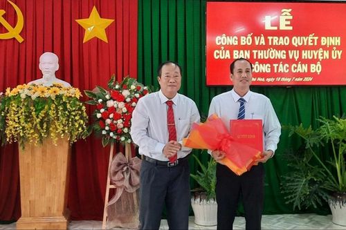 Ban Thường vụ Huyện ủy Thoại Sơn trao quyết định công tác cán bộ