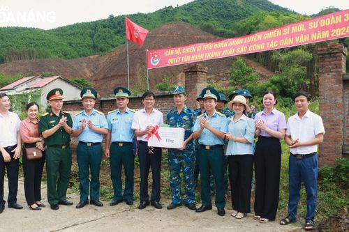 Ban Dân vận Thành ủy thăm các đơn vị quân đội làm công tác dân vận tại huyện Hòa Vang