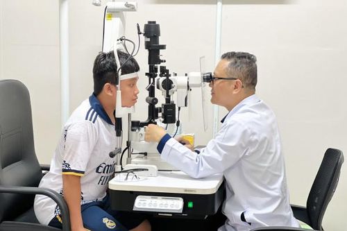 Bệnh viện Mắt Sài Gòn Nha Trang: Phẫu thuật thành công cho bệnh nhi bị vỡ thủy tinh thể kèm dị vật nội nhãn