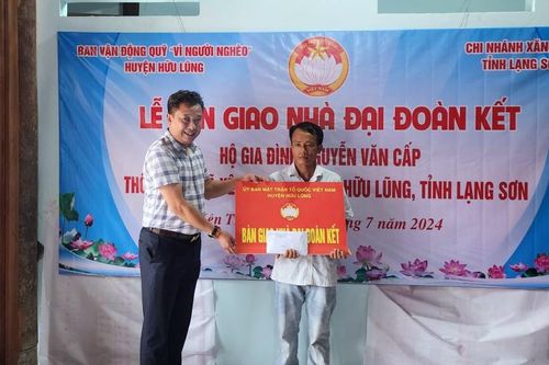 Bàn giao nhà đại đoàn kết cho hộ nghèo tại xã Yên Thịnh, huyện Hữu Lũng