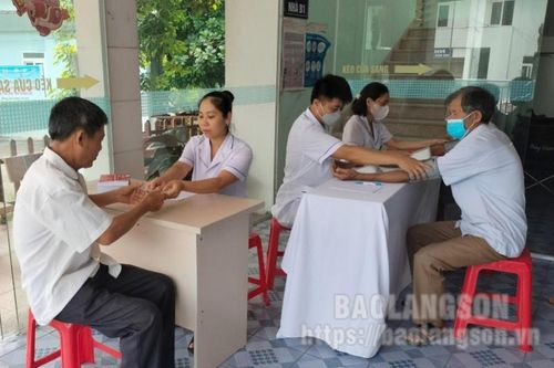 Đình Lập: Khám sức khỏe và cấp phát thuốc miễn phí cho 121 đối tượng chính sách