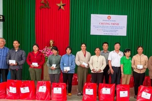 Hội Khuyến học tỉnh Lâm Đồng trao học bổng, quà cho học sinh, phụ huynh Trường THCS Phi Tô