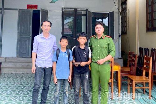 Nhặt được ví tiền, 2 học sinh tìm cách trả lại người mất