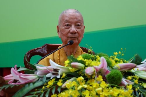 Đức Pháp chủ Giáo hội Phật giáo Việt Nam trao học bổng, sách tấn tại Học viện Phật giáo Việt Nam tại Huế