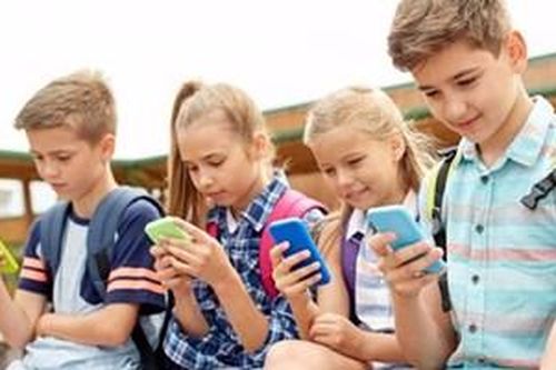 Phụ huynh từ chối cho trẻ sử dụng smartphone – xu hướng ngày càng lan rộng toàn cầu