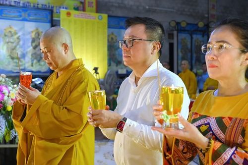 Nghệ An: Lễ cầu siêu, thắp nến tri ân 512 liệt sĩ nhà báo tại chùa Âu Lạc