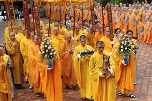 Đức Pháp chủ thăm Ban Trị sự tỉnh, trao học bổng Đức Nhuận đến Học viện Phật giáo VN tại Huế