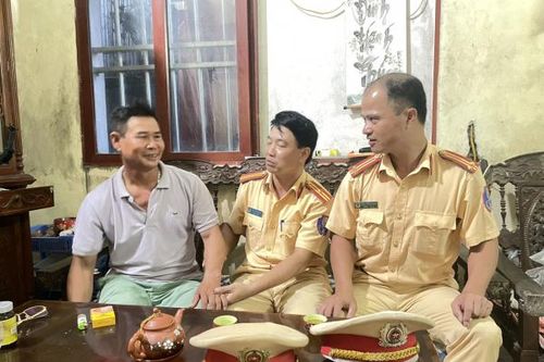 Gặp nạn trong mưa, người đàn ông được CSGT đưa đi cấp cứu