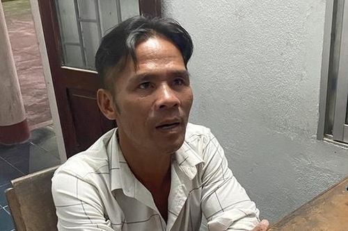 Chặn đánh người tình cũ vì đã tặng dây chuyền vàng vẫn 'ngoảnh mặt'