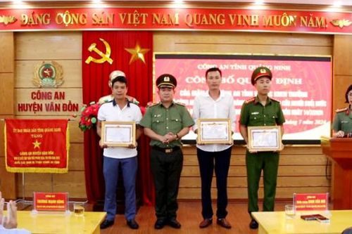 Giám đốc Công an tỉnh Quảng Ninh trao giấy khen cho các cá nhân cứu người bị đuối nước