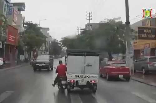Ngán ngẩm với những pha đi ẩu của người lái xe máy