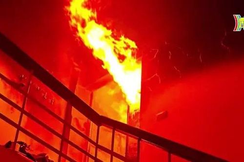 Dập tắt vụ cháy nhà dân trên phố Lê Trọng Tấn