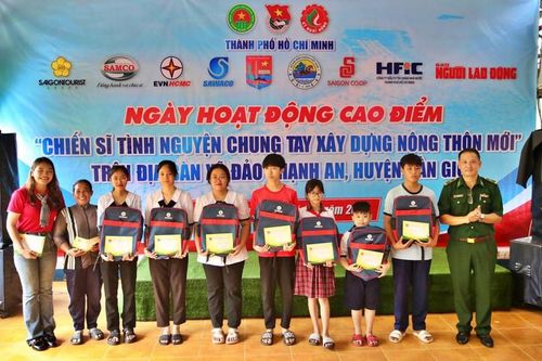 Ngày cao điểm 'Chiến sĩ tình nguyện chung tay xây dựng nông thôn mới' tại Cần Giờ