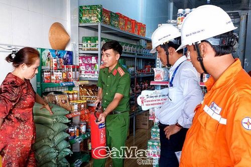 Ði từng ngõ, gõ từng nhà để nhắc nhở