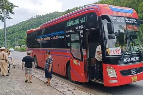 CSGT Đà Nẵng hỗ trợ gia đình đi bộ 5 ngày vì bị nhà xe 'bỏ rơi'
