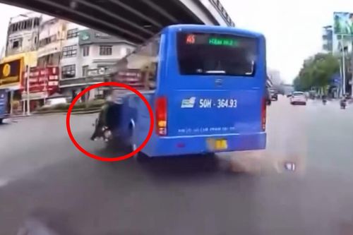 Phẫn nộ tài xế xe buýt chạy ẩu hất văng 2 người đi xe máy ở TP.HCM