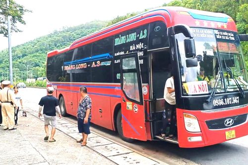 Cảnh sát Giao thông Đà Nẵng hỗ trợ gia đình bị quỵt lương, phải đi bộ về quê