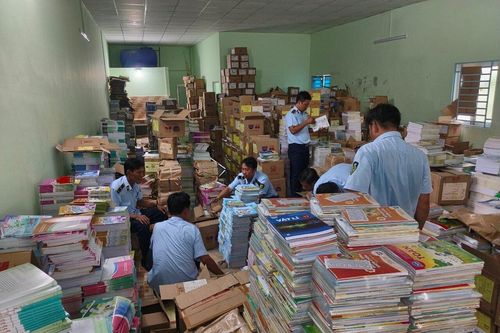 Quản lý thị trường bắt gần 80.000 cuốn sách giáo khoa giả ở miền Tây