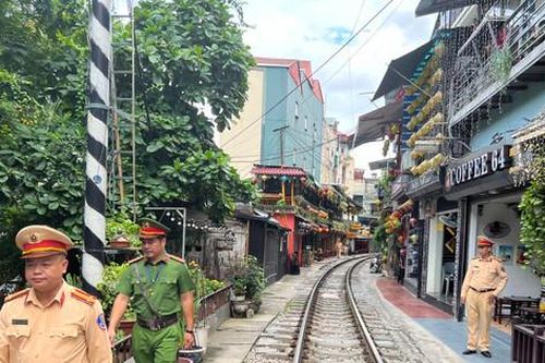 Các hộ dân 'phố cà phê đường tàu' cam kết bảo đảm an toàn giao thông