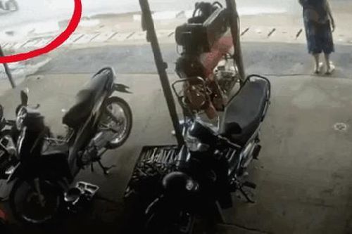 Xót xa cảnh người phụ nữ đang đi bộ trên vỉa hè thì bất ngờ bị xe máy tông trúng