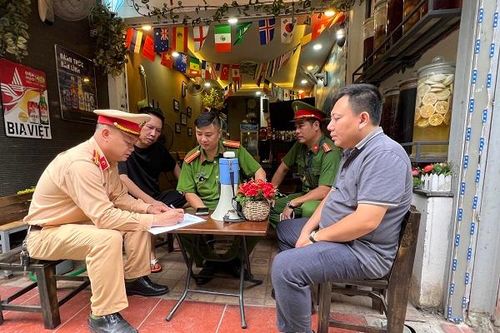 Người dân phố 'cà phê đường tàu' ký cam kết đảm bảo ATGT