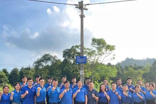 Đoàn viên thanh niên tham gia thắp sáng đường quê, cải thiện an sinh xã hội