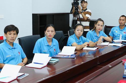 Trọng tài nữ Việt Nam làm quen công nghệ VAR