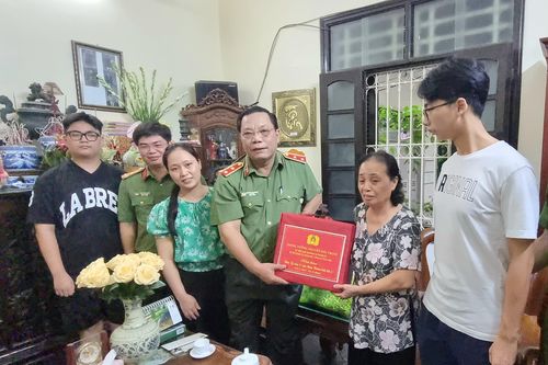 Giám đốc CATP Hà Nội thăm, tri ân 3 gia đình liệt sỹ Công an nhân dân