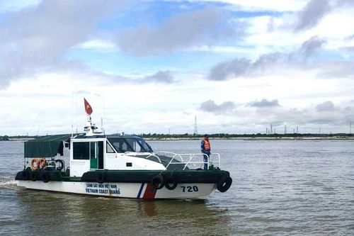 Quảng Ninh: Thuyền chở công nhân va chạm với tàu hàng khiến 1 người tử vong