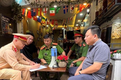 Hàng trăm hộ dân phố 'cà phê đường tàu' ở Hà Nội ký cam kết đảm bảo ATGT