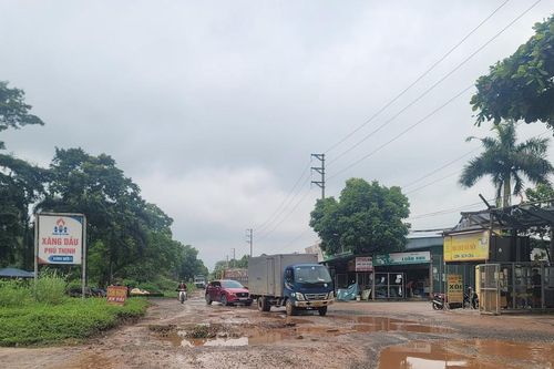 Hà Nội: Phương tiện chật vật di chuyển qua đoạn đường xuống cấp