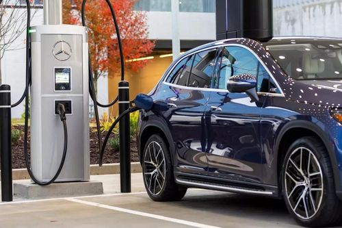 Mercedes-Benz bắt tay chuỗi cà phê lắp đặt trạm sạc nhanh cho xe điện