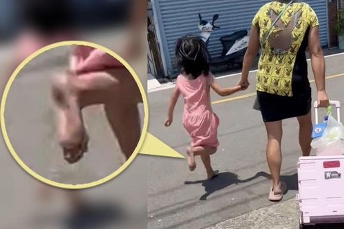 Người mẹ gây phẫn nộ vì bắt con đi chân trần trên đường nhựa bỏng rát